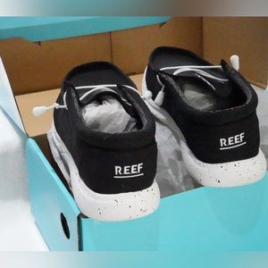 Mens size 11.5 BRAND NEW REEF SHOES WITH TAGS  and BOX!!!